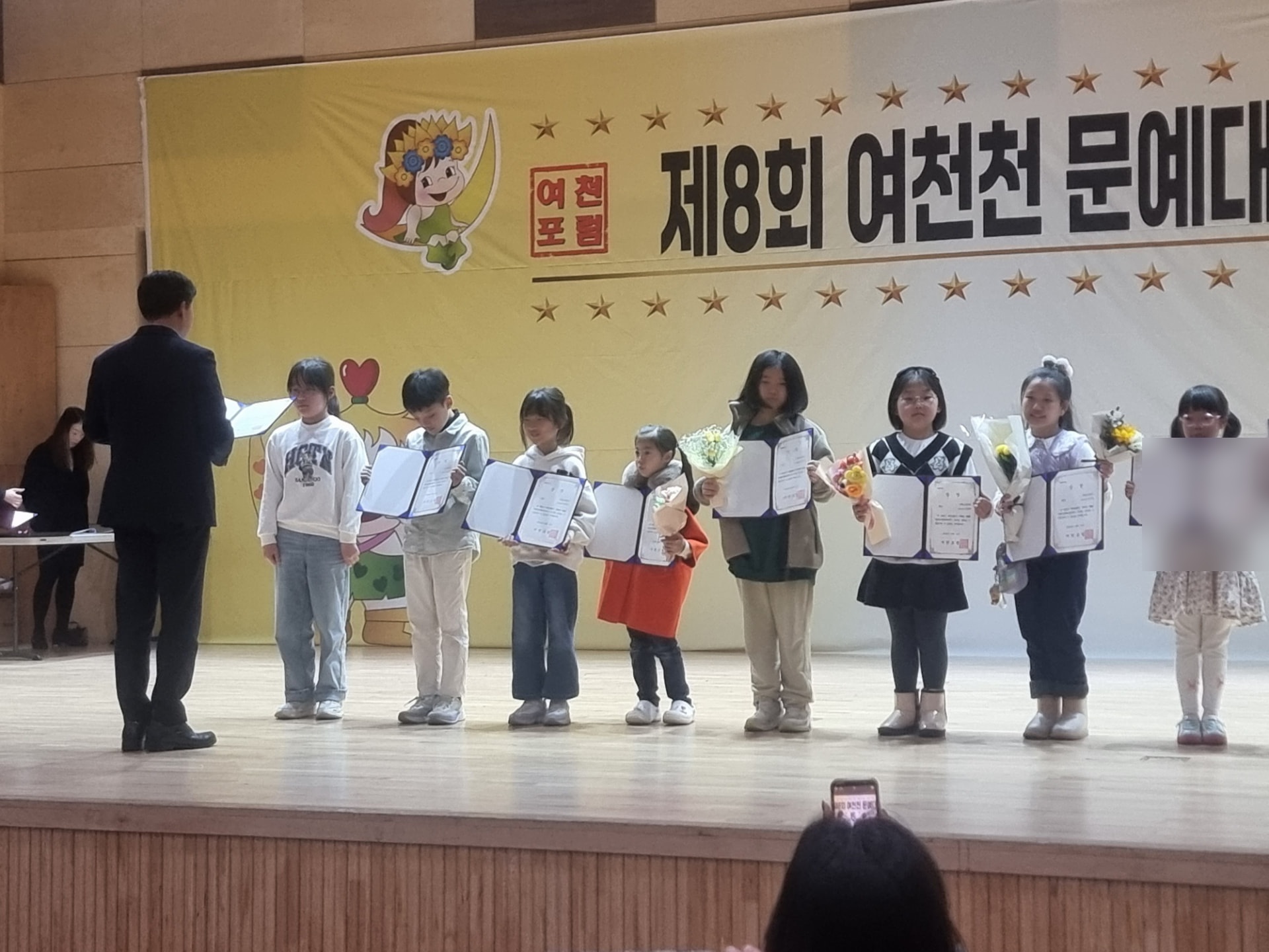 무대 위에서 나누는 수상의 기쁨